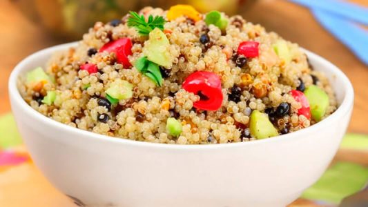 salada de quinoa com vegetais assados